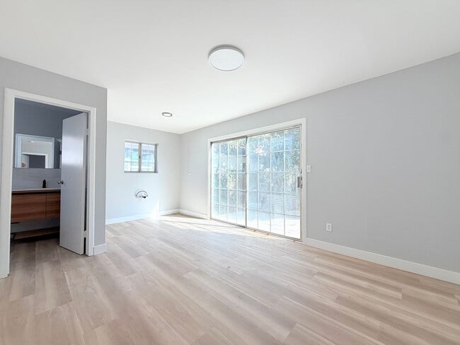 Photo - Huge 3 bedroom 2 bathroom for lease