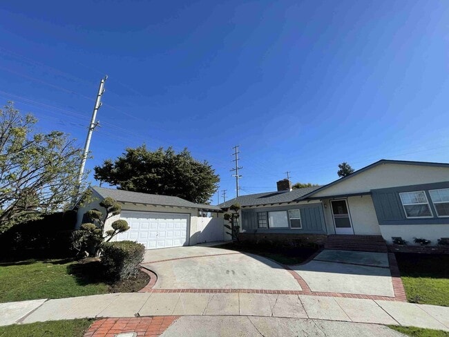 Building Photo - COMPLETELY REMODELED WOODLAND HILLS POOL H...