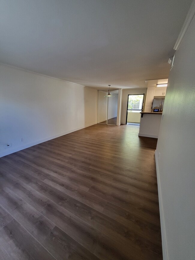 Building Photo - 5550 Owensmouth Ave Unit 220