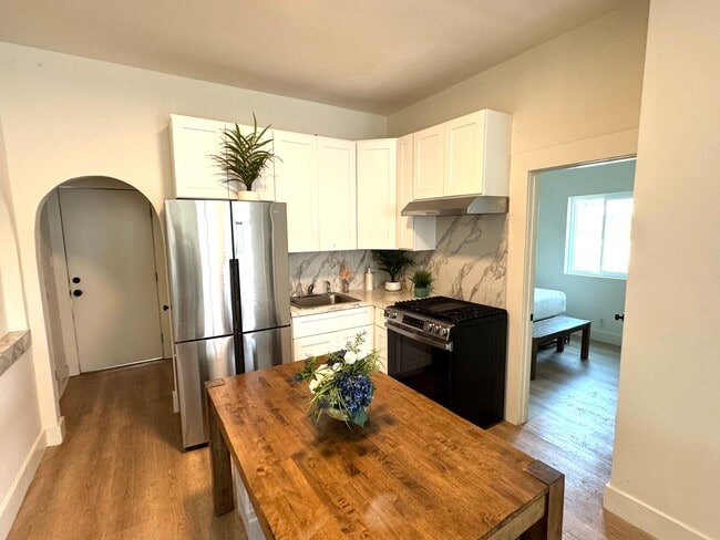 4 Bed 2 Bath in Echo Park with Back Patio - 4 Bed 2 Bath in Echo Park with Back Patio