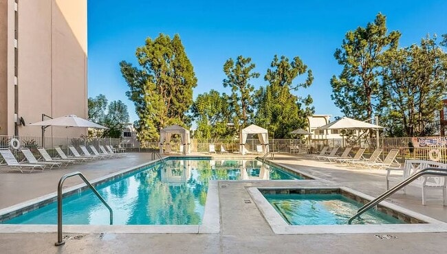 Building Photo - 100 S Doheny Dr Unit 100 South Doheny 313