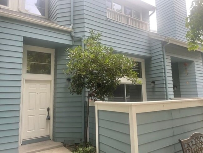 Building Photo - Comfortable Living with Private Patio and Community Amenities