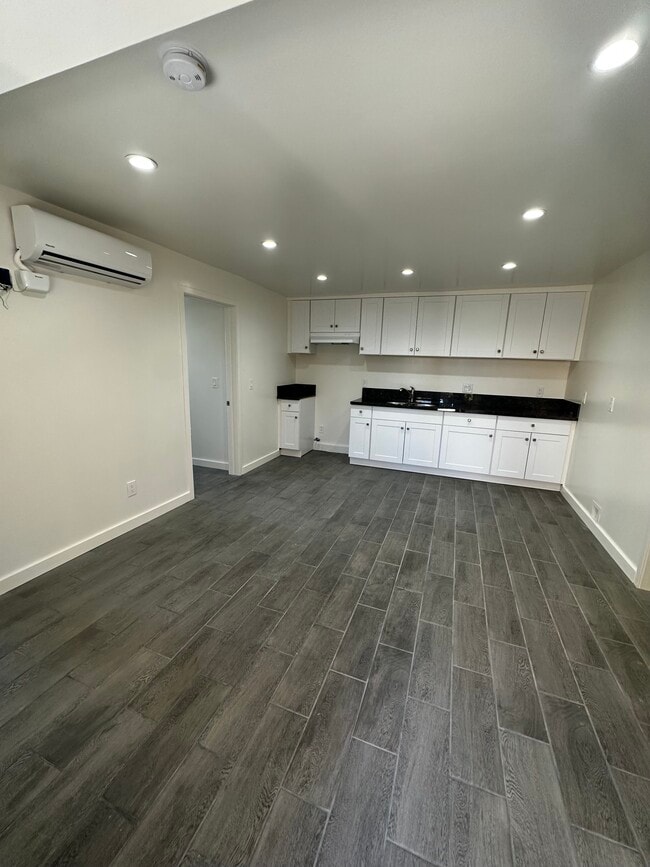 KITCHEN - 957 W 45th St Apartments Unit #3