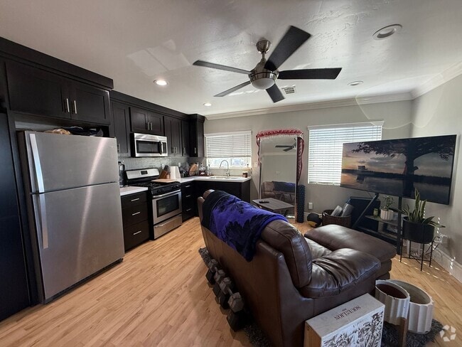 Building Photo - UPSTAIRS Unit 3 Rental