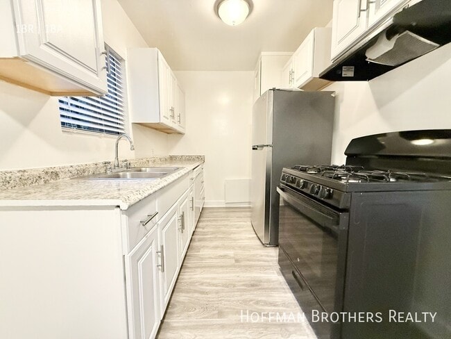 Building Photo - 1220 S Manhattan Pl Unit 2