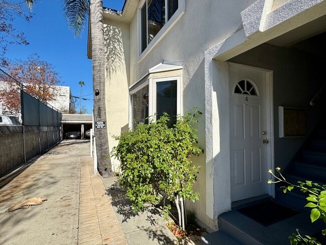 Building Photo - Dickens Unit 4