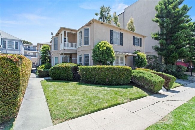 Photo - Remodeled 2-Bedroom Apartment Near UCLA wi... Unit 416 1/2