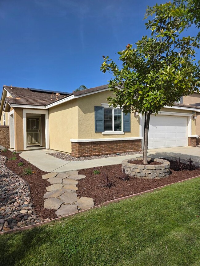 Building Photo - Beautiful Single Level 4 Bedroom located in Canyon Hills