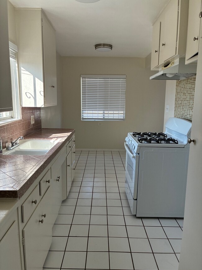 Kitchen w/lots of cabinets - 9412 1/2 Flower St