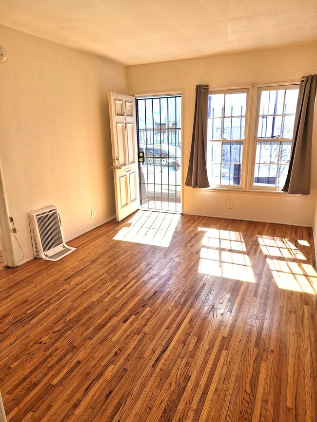 Photo - 7315 Willoughby Ave Unit 7315