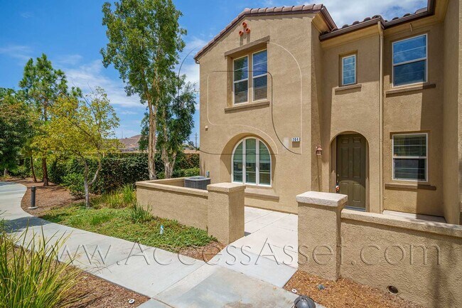 Building Photo - Beautiful 3 Bed/3 Bath Townhouse Walking D...