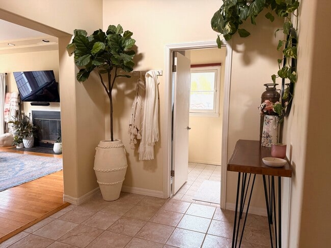 Entry - 222 S Hamilton Dr Unit B