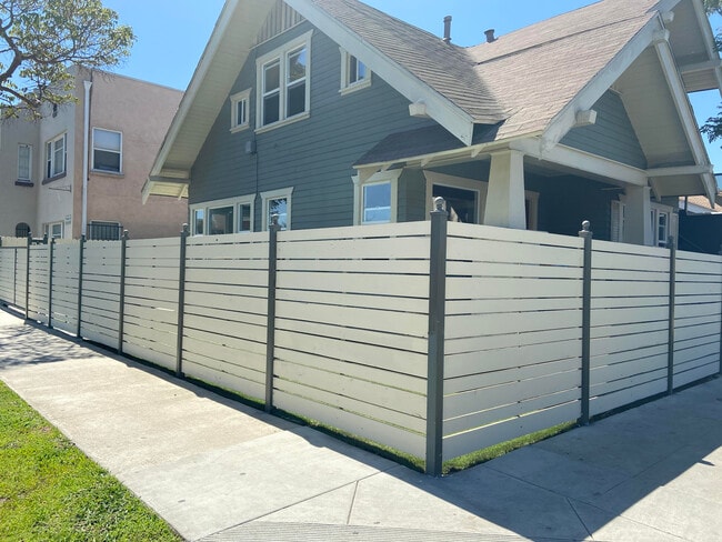 Corner view with side and front entrance - 642 E 10th St Unit A