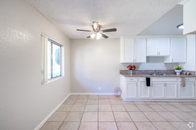 1BR, 1BA - 650SF - Dining Room - Laurel Village Apartments