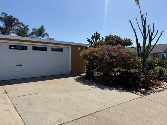 Photo - 2155 Montclair St