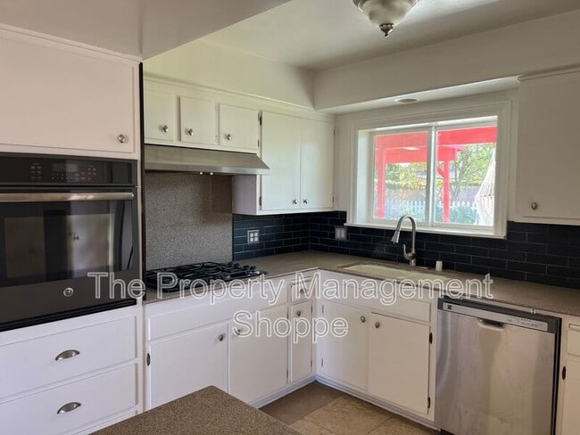 Photo - 851 Montgomery Ave