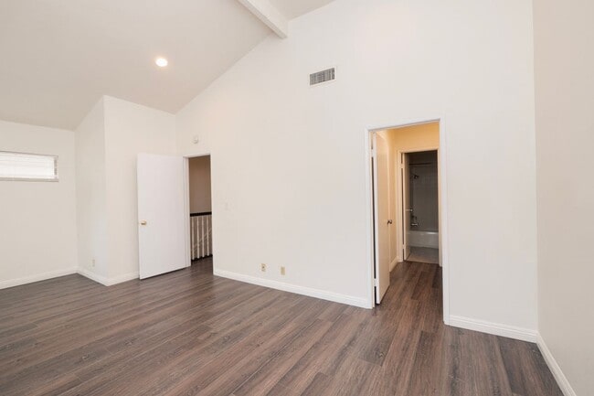 Photo - 328 W 7th St