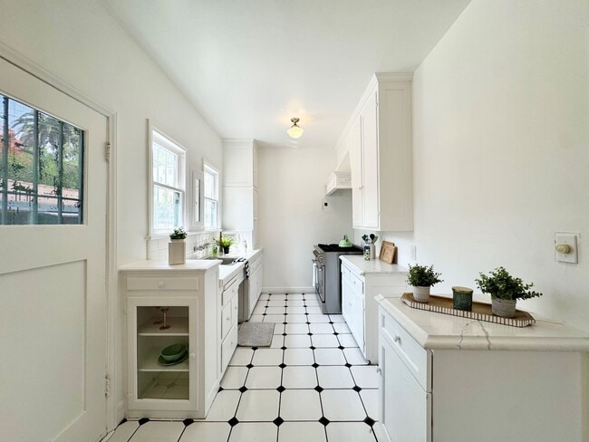 Photo - 221 S Gramercy Pl