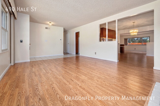 Photo - 490 Hale St