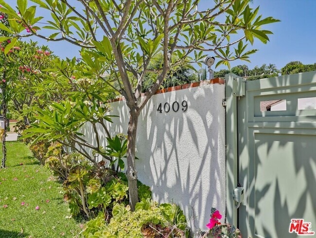 Building Photo - 4009 Beverly Glen Blvd Rental