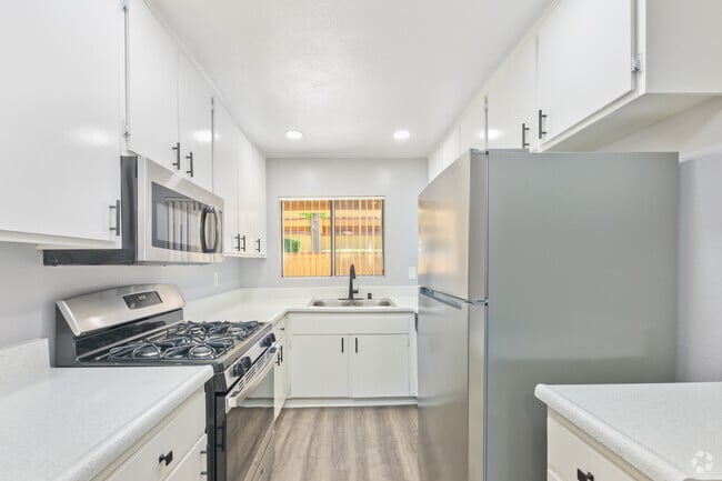 2BR, 2BA - 900SF - Kitchen - Concord Square Apartments