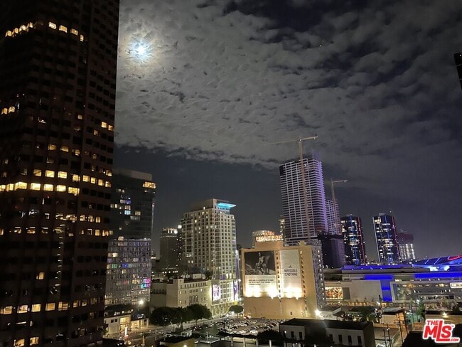 Building Photo - 877 Francisco St Unit 1115