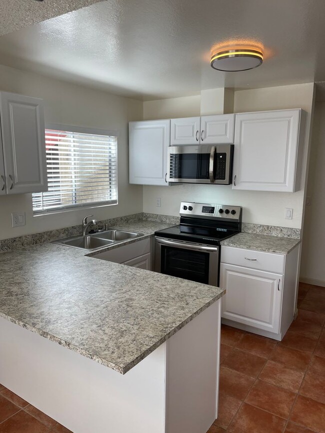 Bright and Charming 3 Bedroom 2 Bath Condo... - Bright and Charming 3 Bedroom 2 Bath Condo... Unit 4