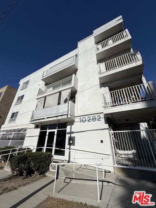 Building Photo - 10282 Tujunga Canyon Blvd Unit 103