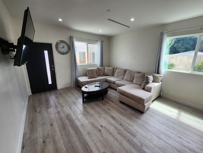 Photo - 10343 Jardine Ave