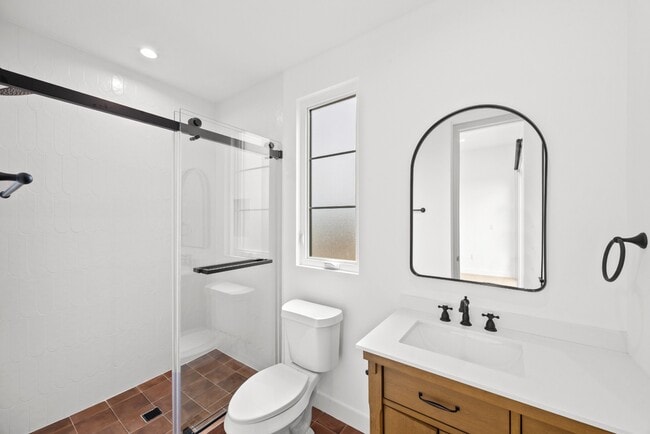 Photo - Bright and Spacious Newly Renovated Townhome | 5 Bedroom | 5 Bathroom | Parking Included