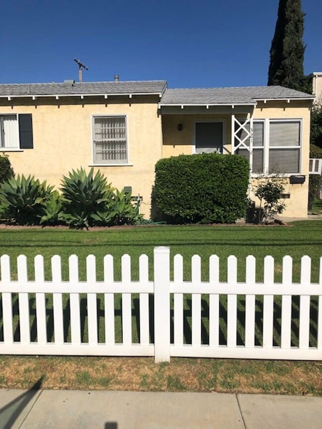 Building Photo - Alameda Unit 321 W. Alameda