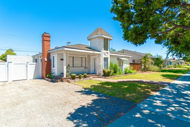 Building Photo - 3636 Gardenia Ave Unit 3636 Gardenia Ave