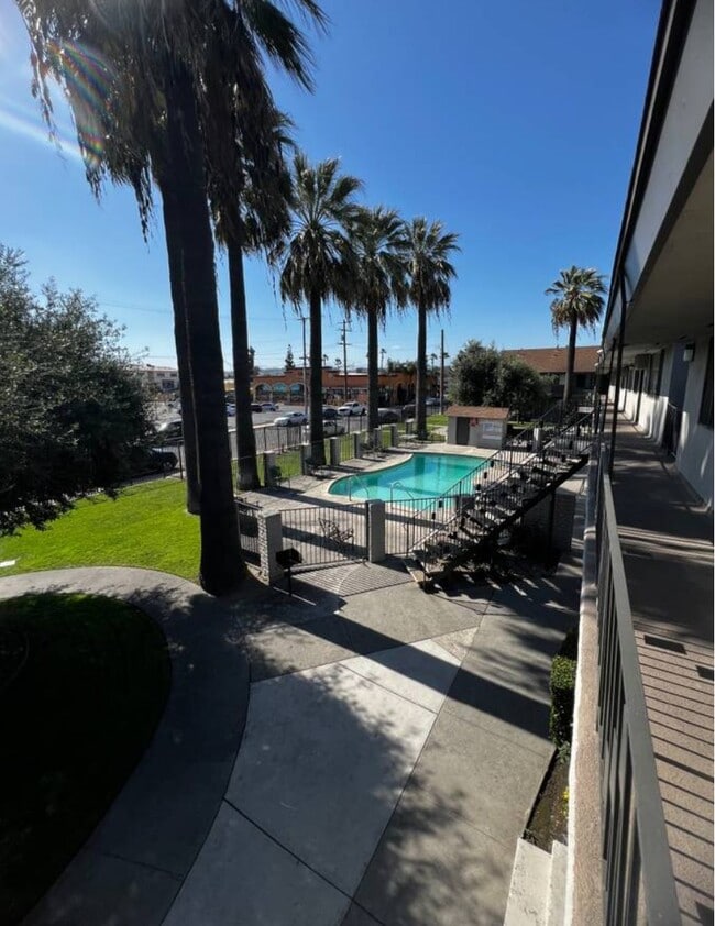 Curran Place Apartments - Curran Place Apartments