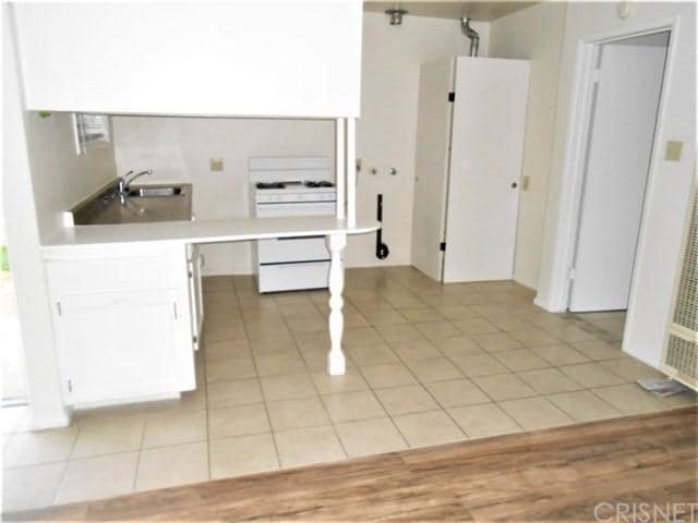 Tiled kitchen w/stove - 2115 Marengo Ave Unit A