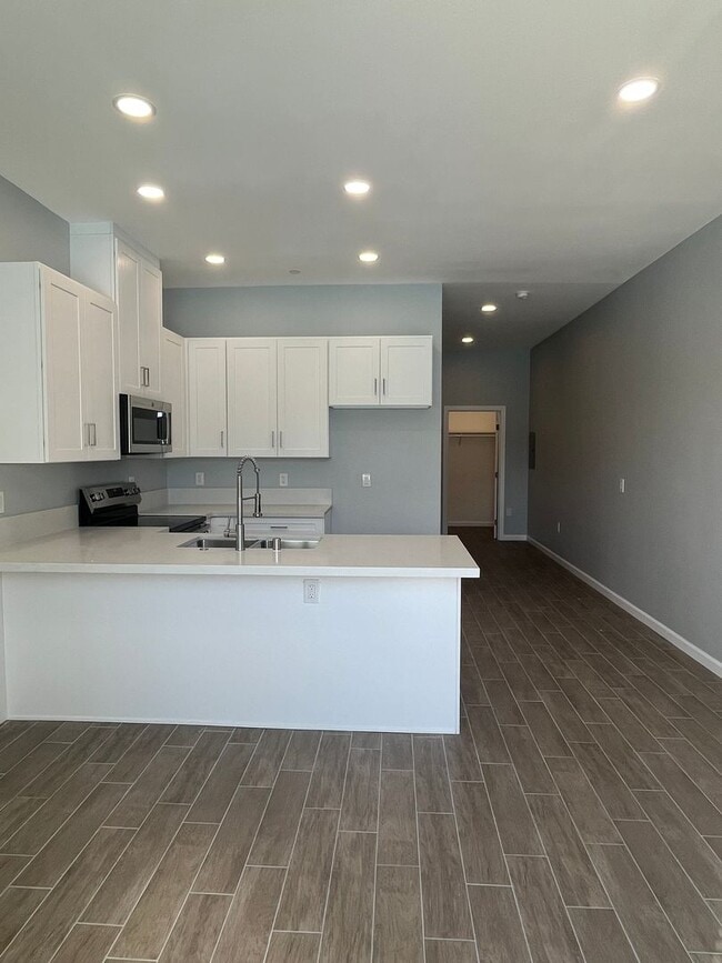 Building Photo - Los Caballeros #1102 Unit 1102-B