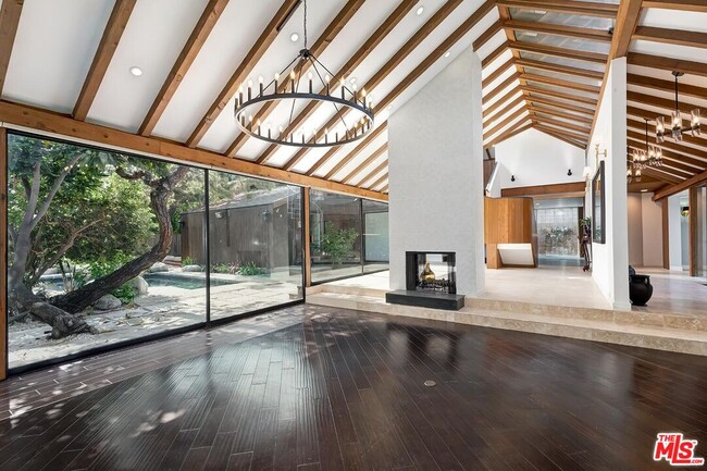 Photo - 515 N Roxbury Dr