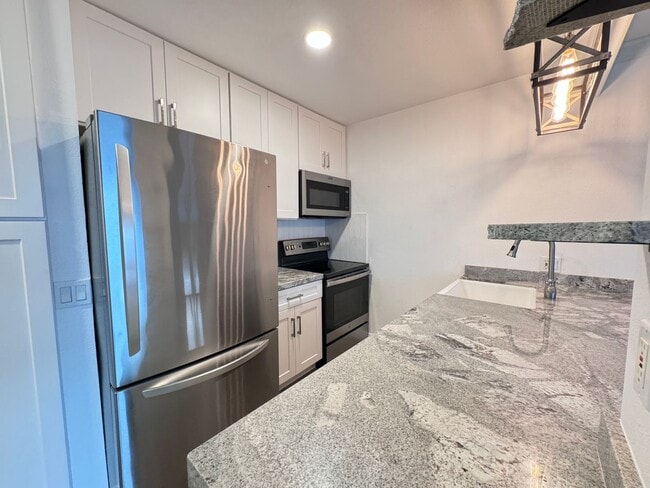 Photo - Beautifully Remodeled 1 BD, 1 Mile to beach Unit 28