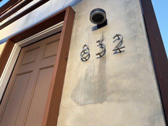 Building Photo - 832 N Las Palmas Ave