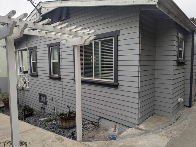 Building Photo - 794 W 38th St Unit C