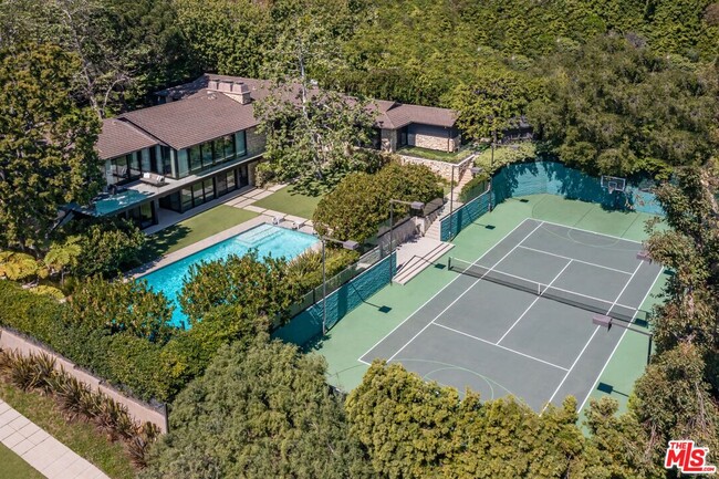 Building Photo - 400 Toyopa Dr