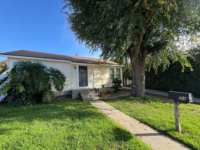 Building Photo - 2+1 Quaint Midtown Ventura Home