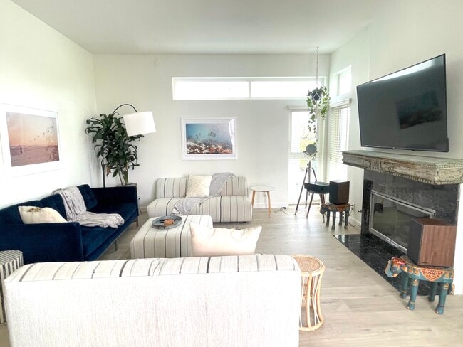 Building Photo - 32 28th Ave