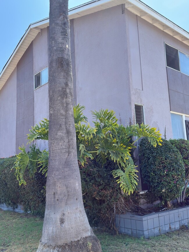 Building Photo - 704 W 105th St Rental