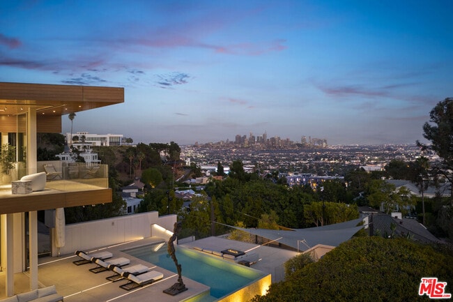 Building Photo - 1430 Sunset Plaza Dr Rental