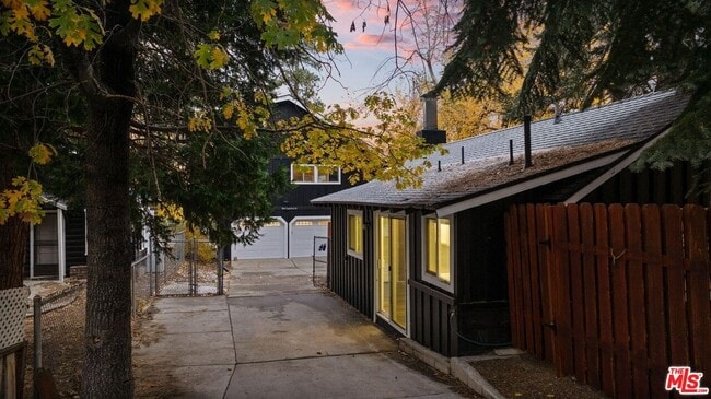 Building Photo - 993 Cameron Dr