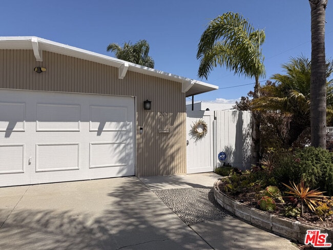 Building Photo - 200 Larsson St