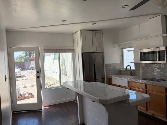 Building Photo - 864 Farr Ave