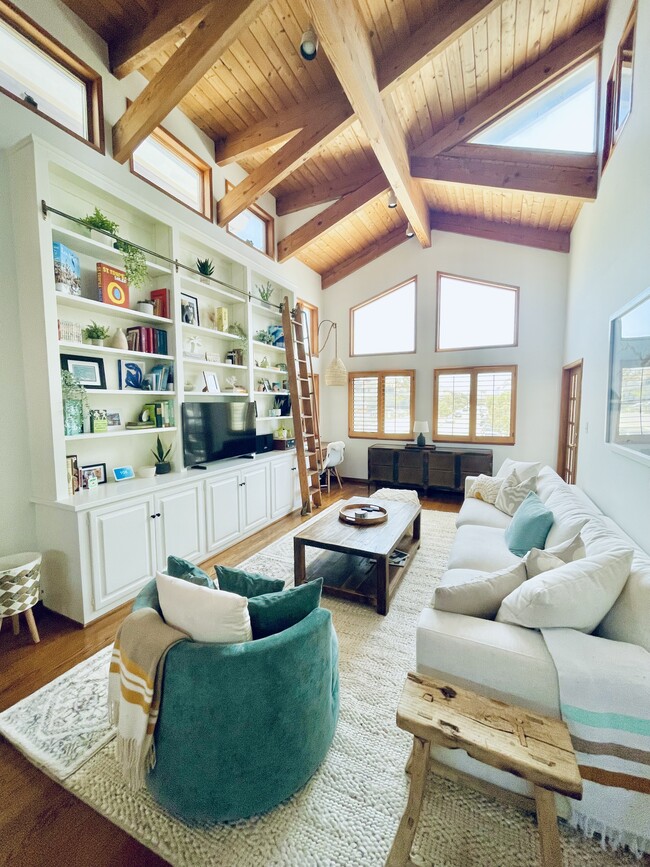 Building Photo - 245 26th St Unit Beach Retreat