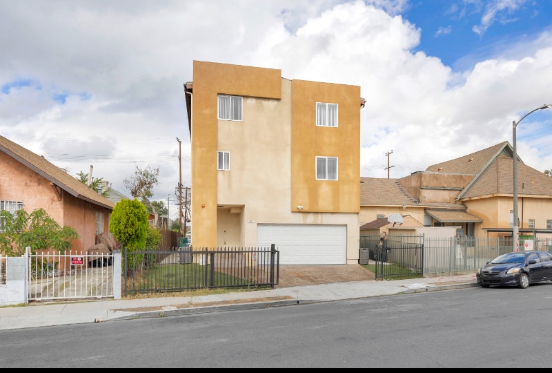 Photo - 338 E 36th St