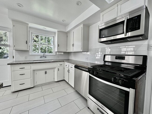 kitchen - 4918 Haskell Ave